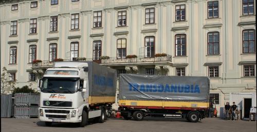 Ciarwka na tle wiedeskiego paacu Hofburg