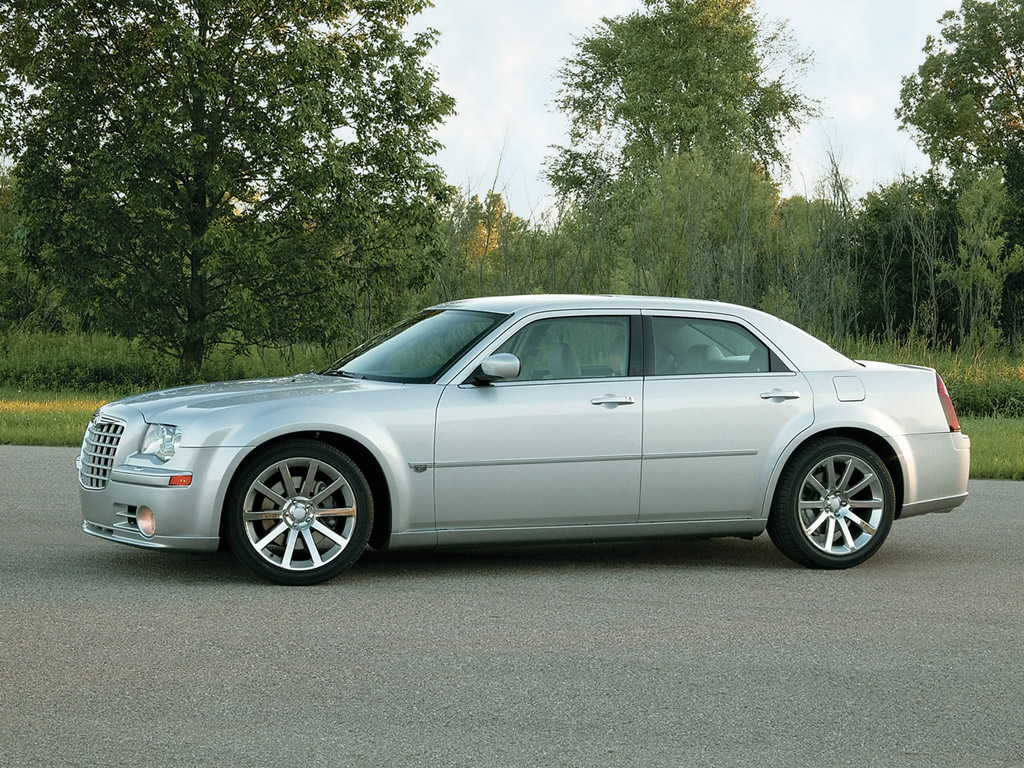 2005%20Chrysler%20300C%20SRT-8%201024x768_122.jpg