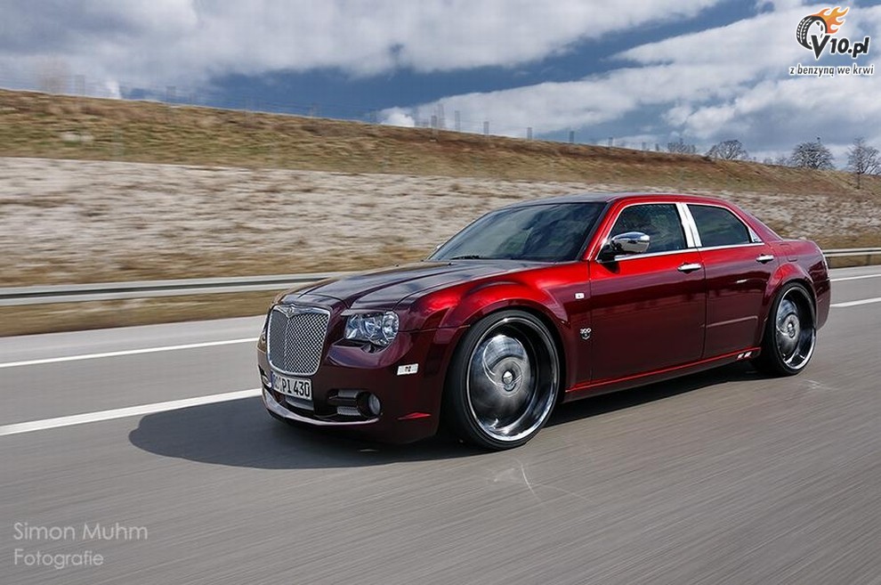 Chrysler 300c красный