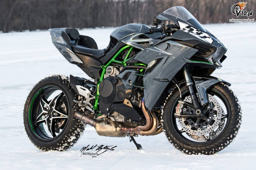 Kawasaki Ninja H2 - wheelie na lodzie