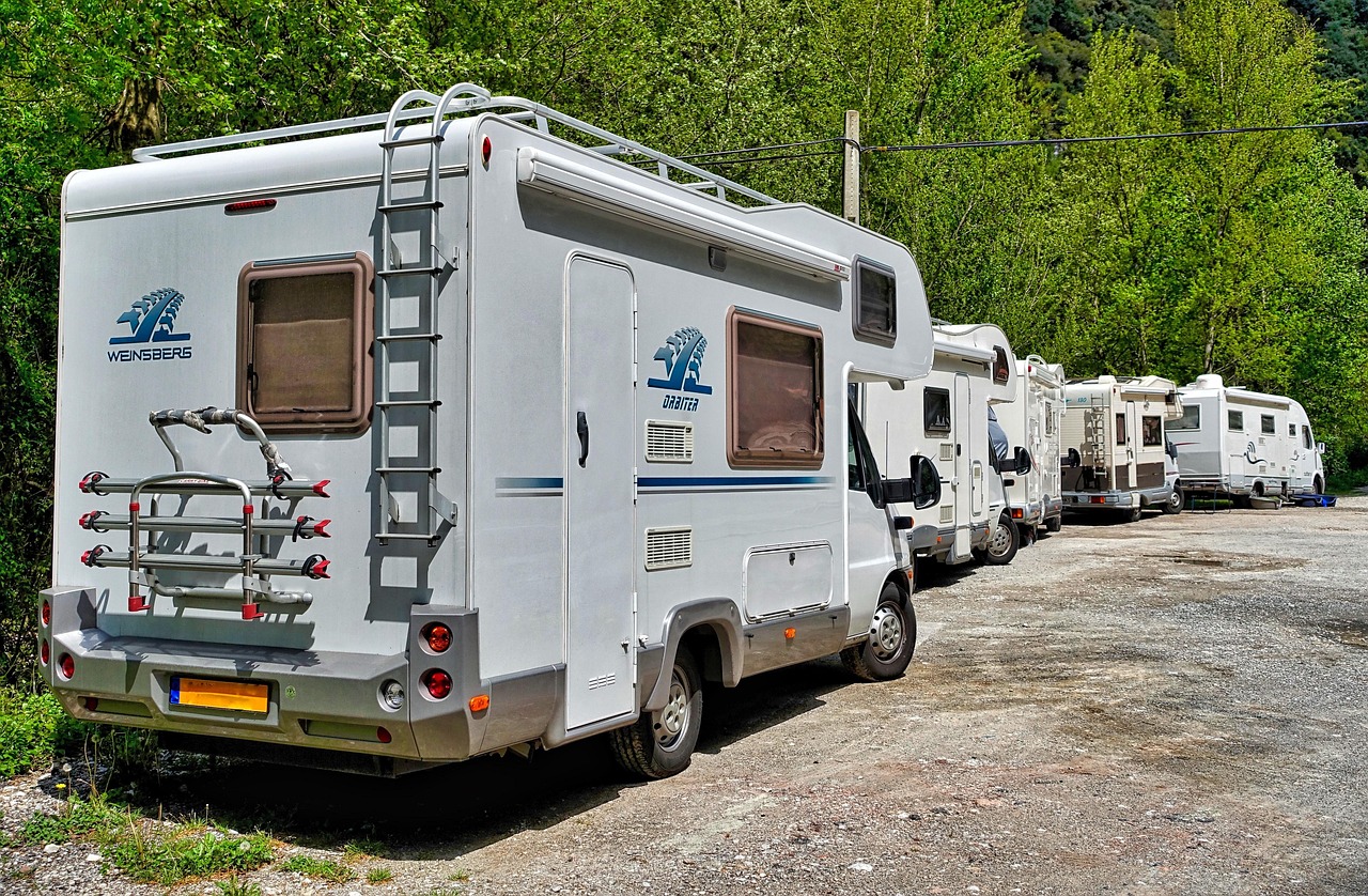 Kamper na parkingu (fot. Siggy Nowak / Pixabay)