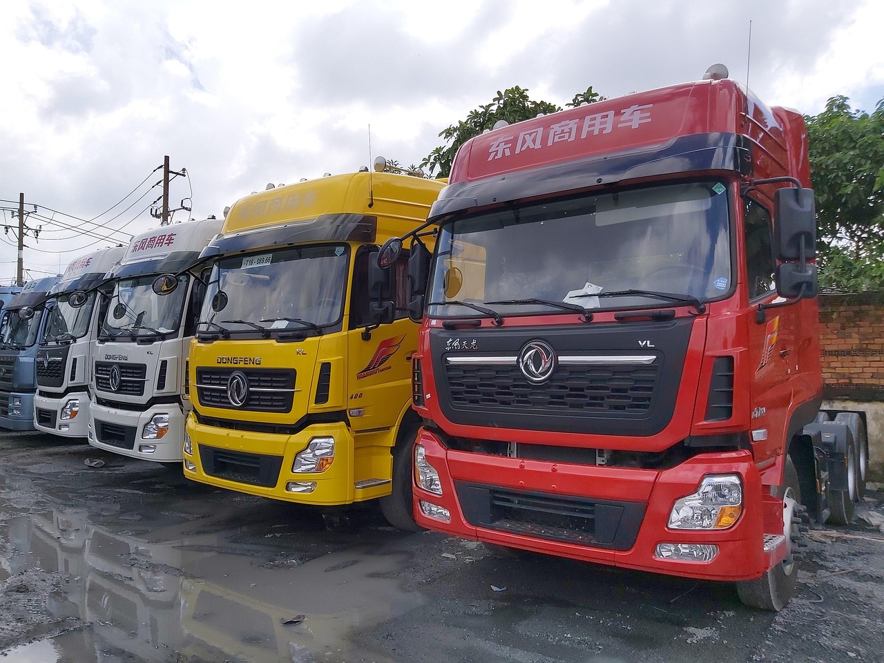 Zestaw chińskich ciężarówek Dongfeng (fot. Ô Tô Hoàng Long / Pixabay)
