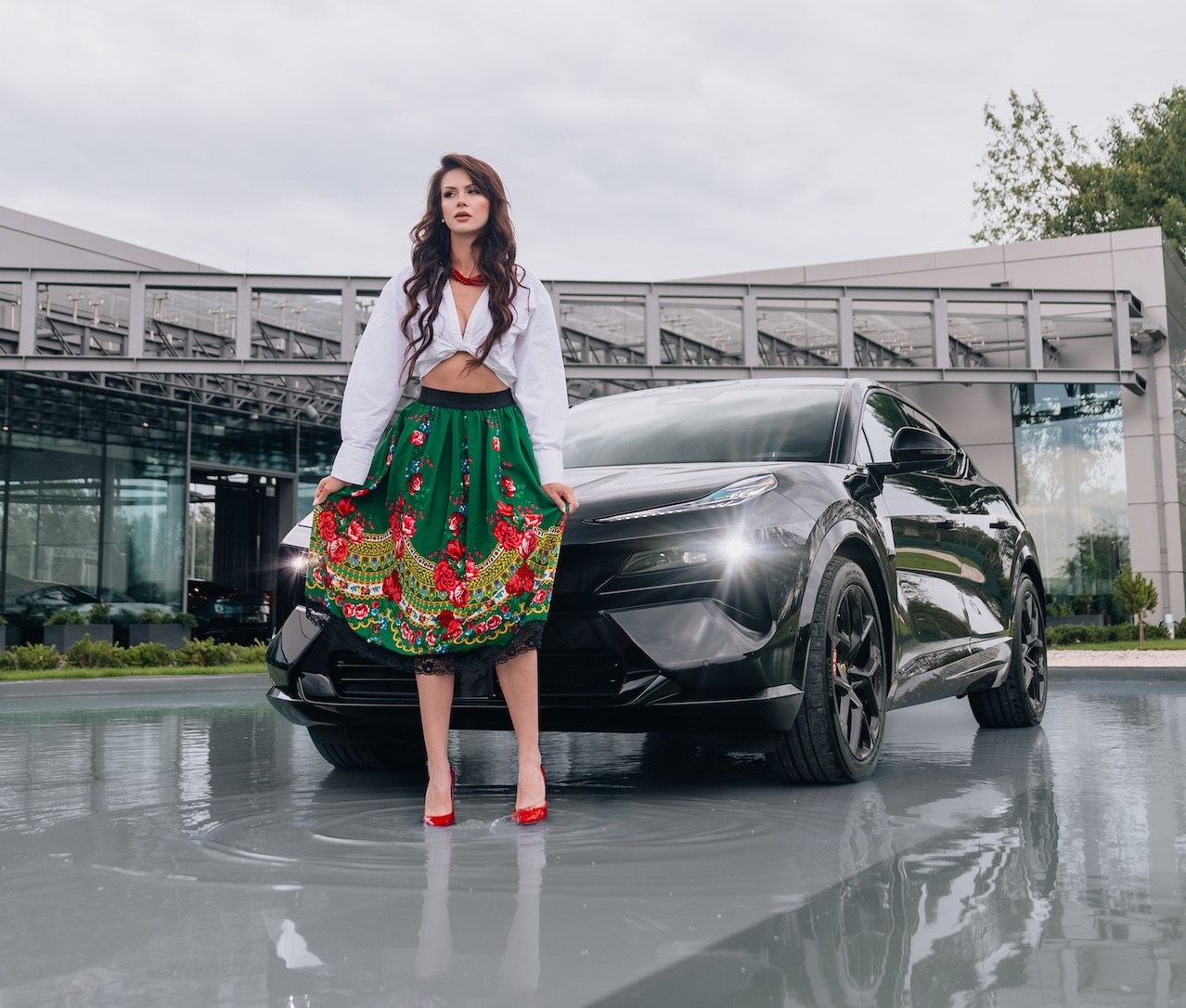 Lotus Eletre X polska dziewczyna