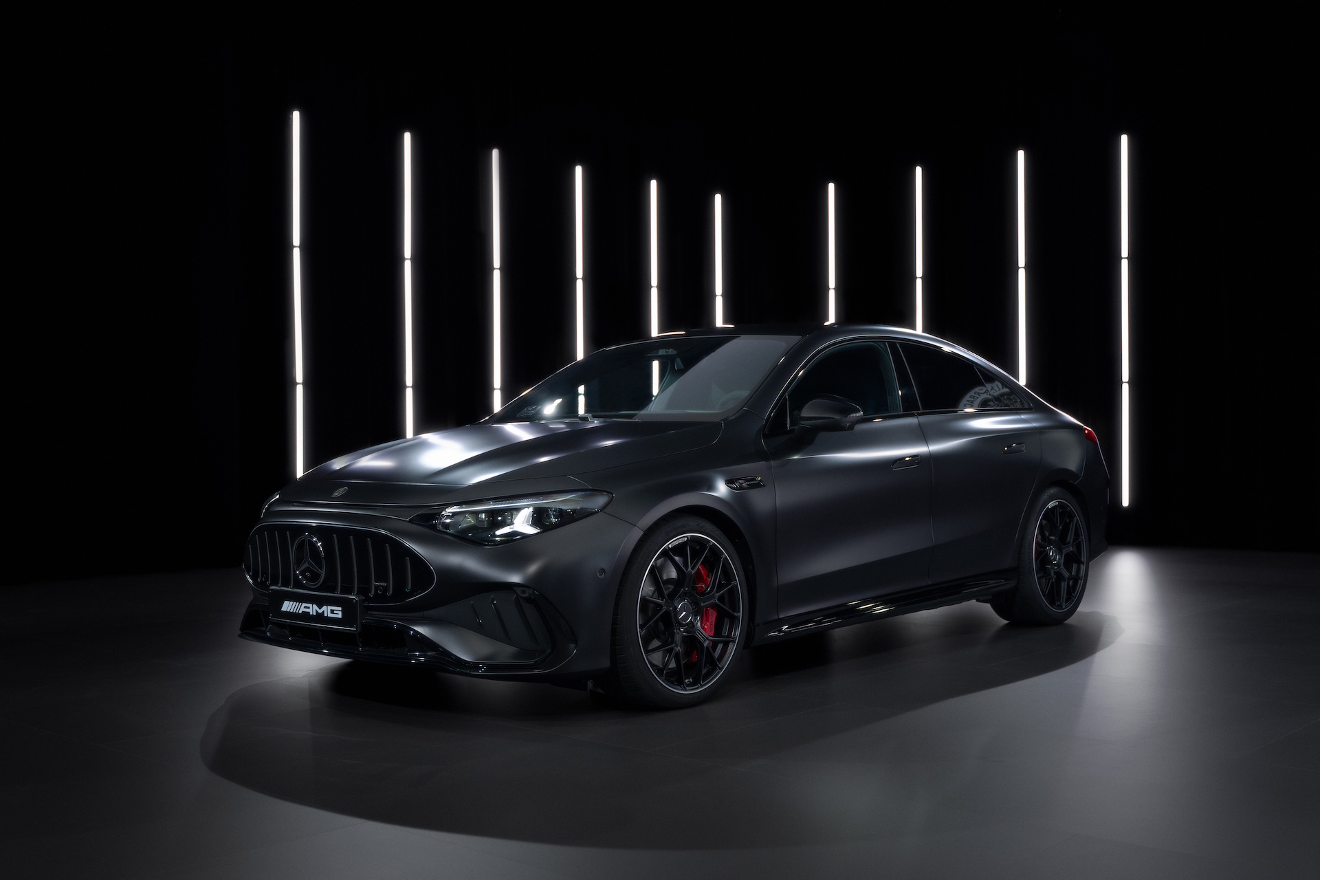 Elektryczny Mercedes-AMG CLA 45 3/4 z przodu