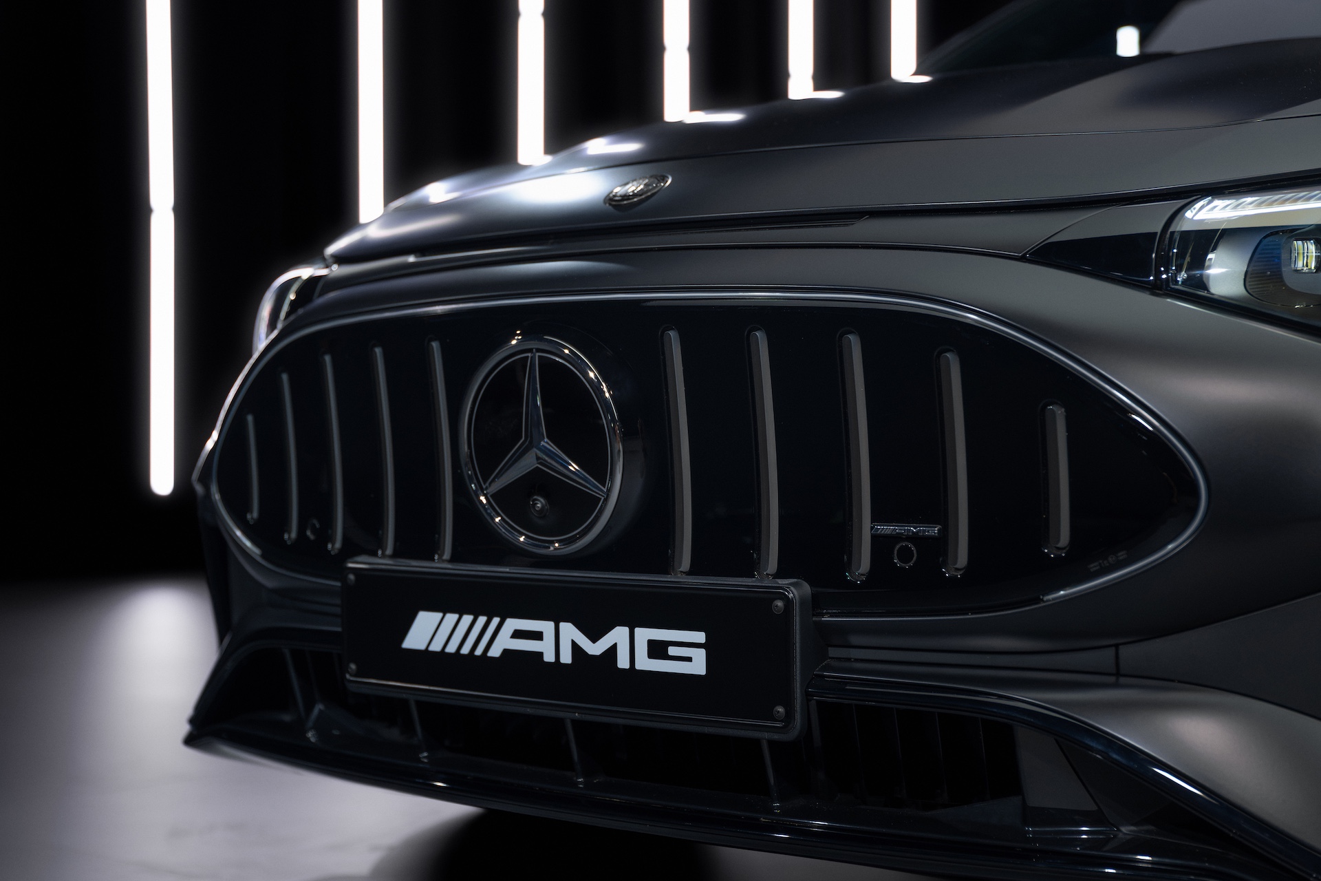 Elektryczny Mercedes-AMG CLA 45 grill