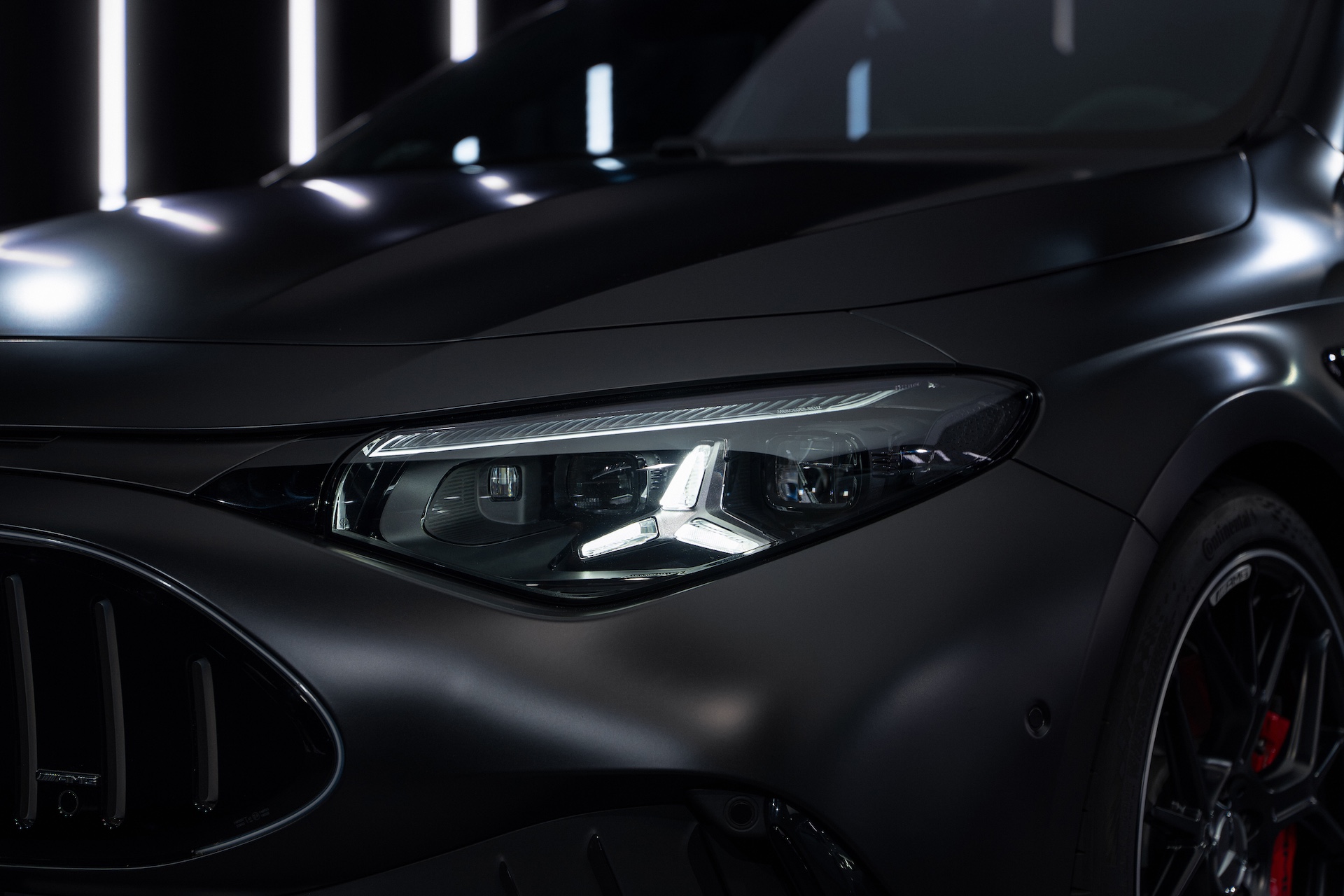 Elektryczny Mercedes-AMG CLA 45 światło
