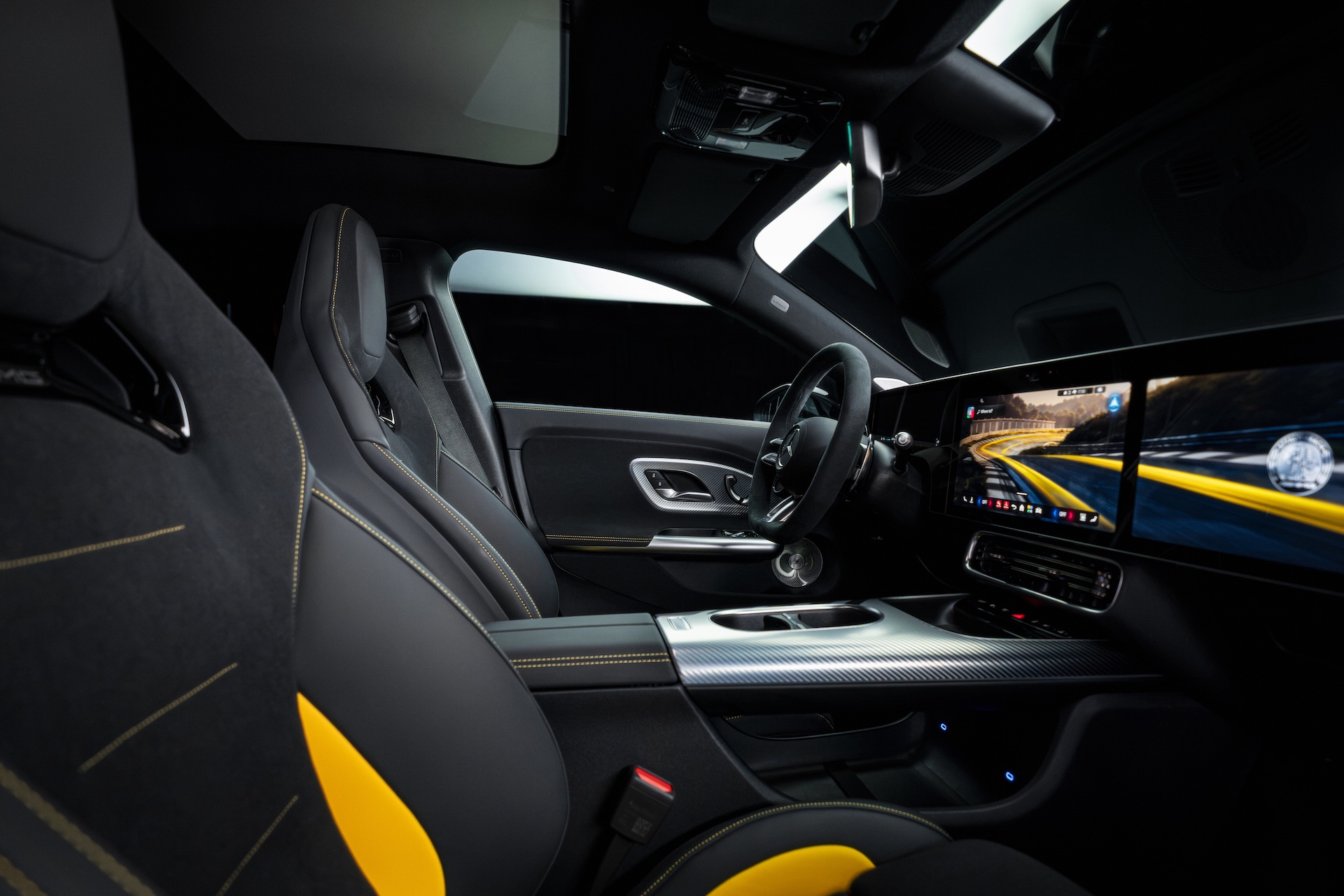 Elektryczny Mercedes-AMG CLA 45 deska rozdzielcza