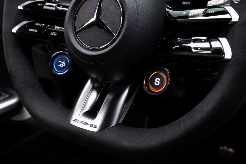 Elektryczny Mercedes-AMG CLA 45 kierownica