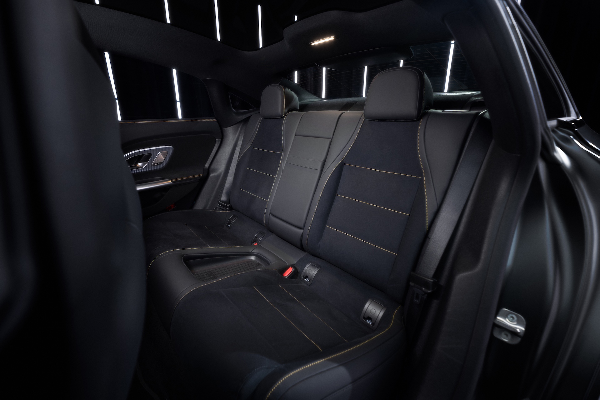 Elektryczny Mercedes-AMG CLA 45 tylne fotele