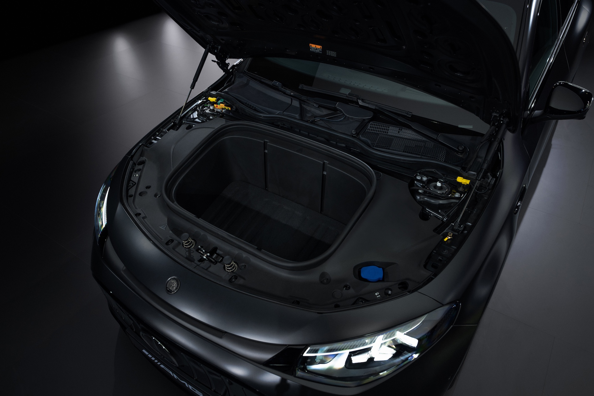 Elektryczny Mercedes-AMG CLA 45 bagażnik z przodu