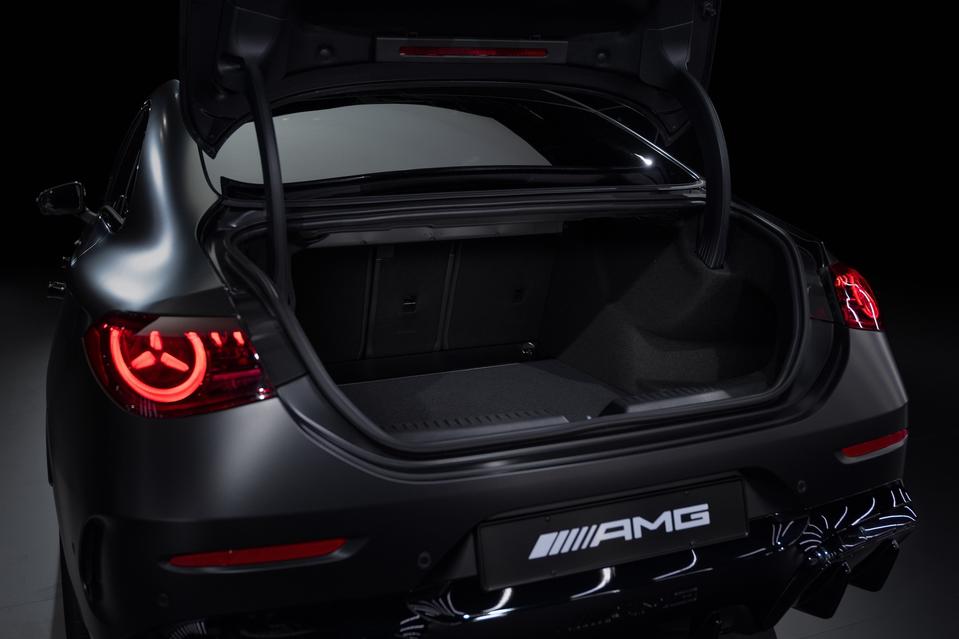 Elektryczny Mercedes-AMG CLA 45 bagażnik