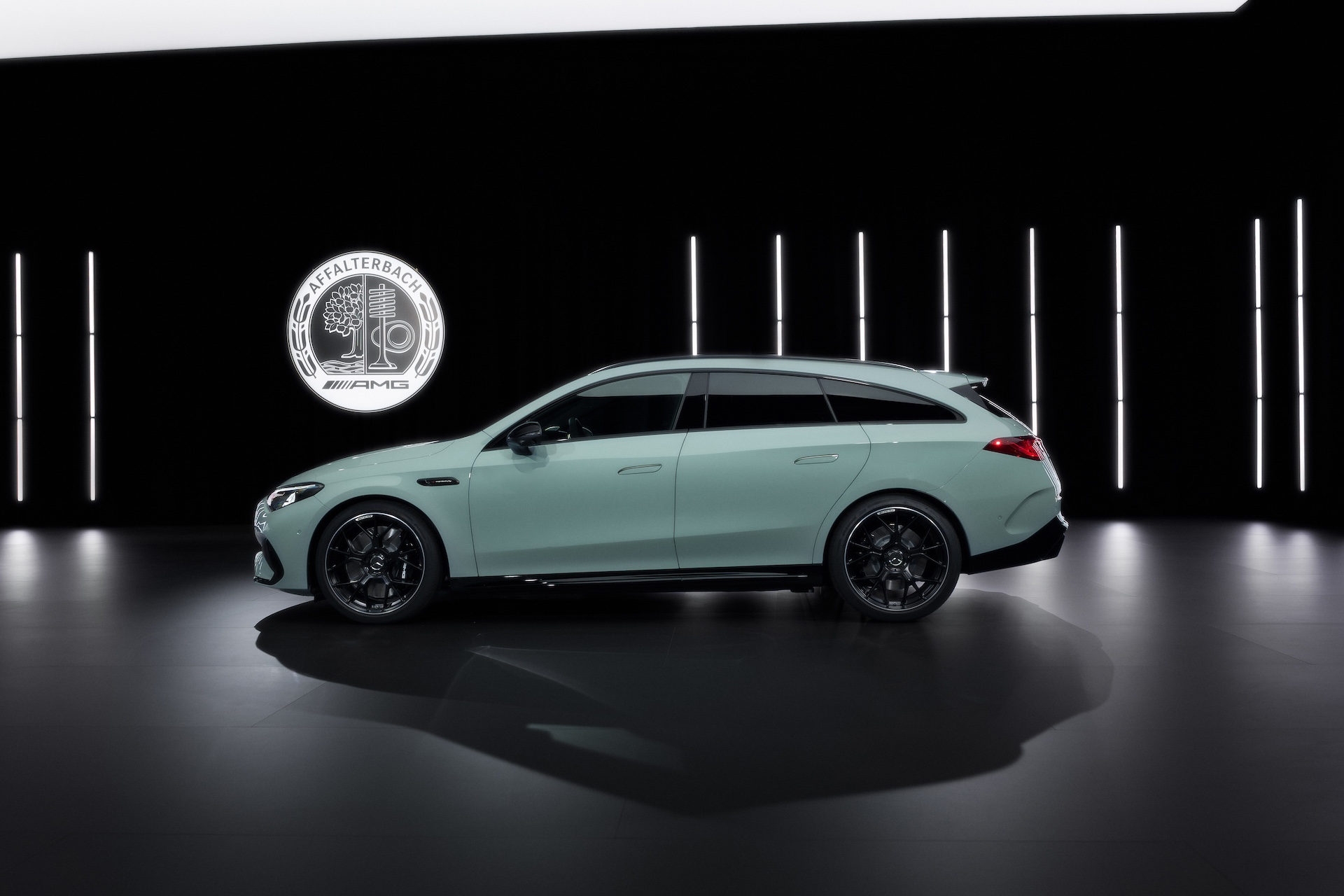 Elektryczny Mercedes-AMG CLA 45 4MATIC+ Shooting Brake bok