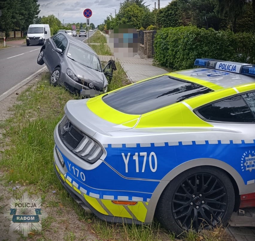 Policyjny Mustang V8 rozbity (fot. Policja Radom)