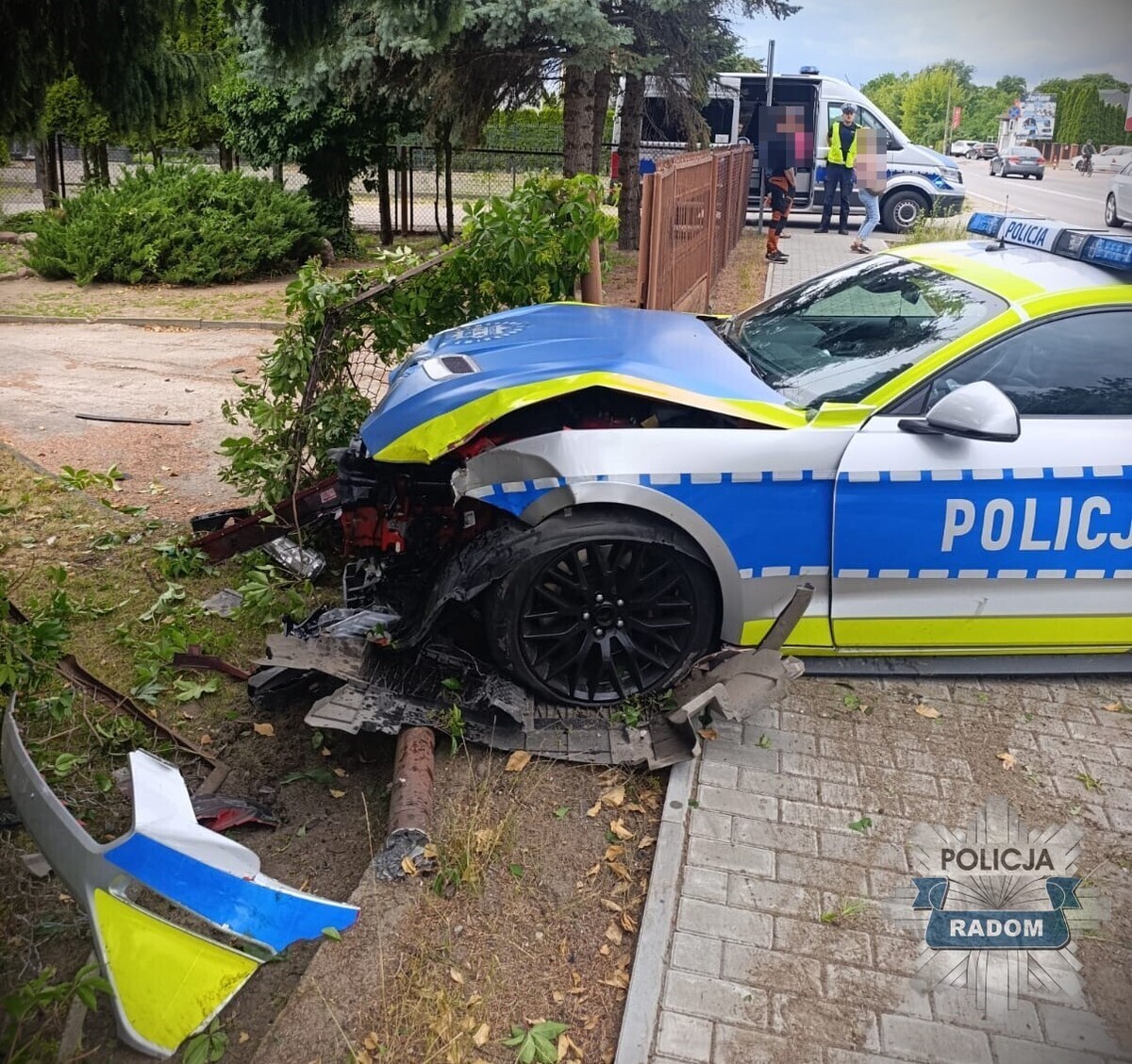 Policyjny Mustang V8 rozbity (fot. Policja Radom)