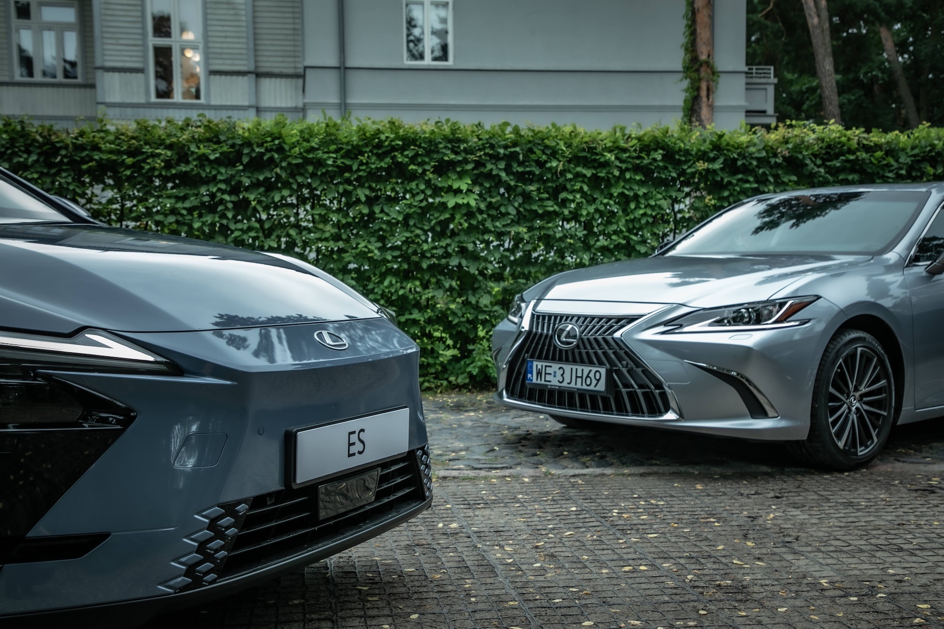 Lexus ES si&oacute;dmej generacji kontra Lexus ES &oacute;smej generacji por&oacute;wnanie 2026