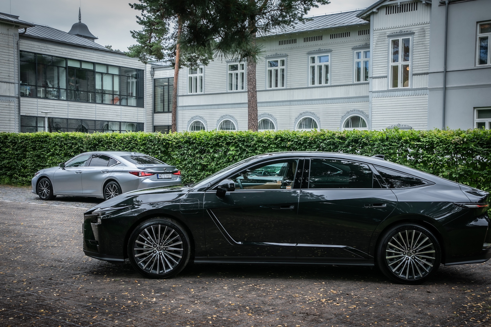 Lexus ES si&oacute;dmej generacji kontra Lexus ES &oacute;smej generacji por&oacute;wnanie 2026