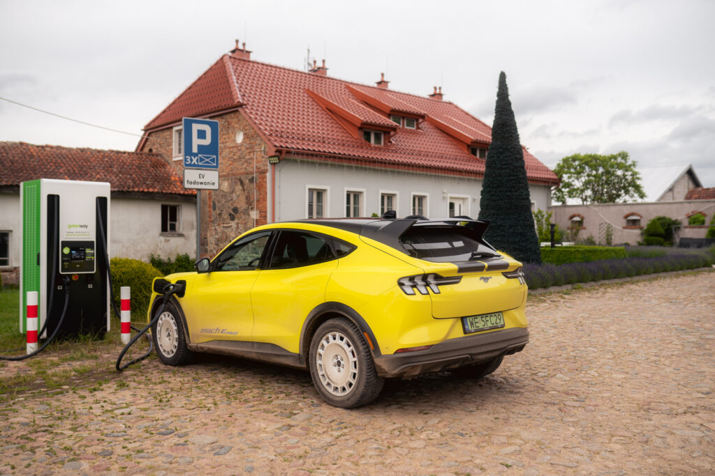 Ford Mustang Mach-E Rally na ładowarce