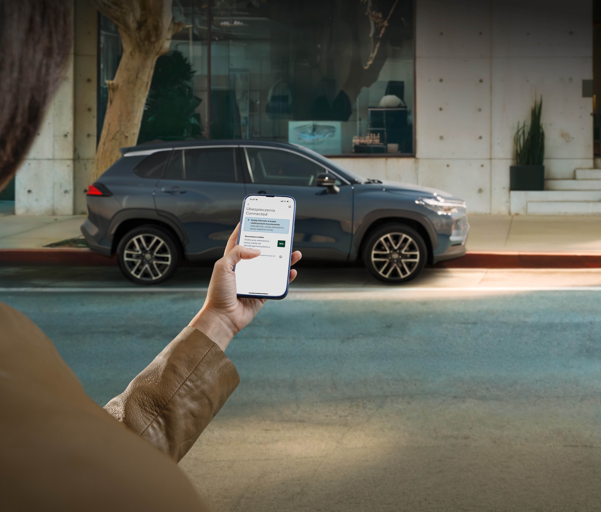 Toyota Corolla Cross kobieta telefon komórka w ręku