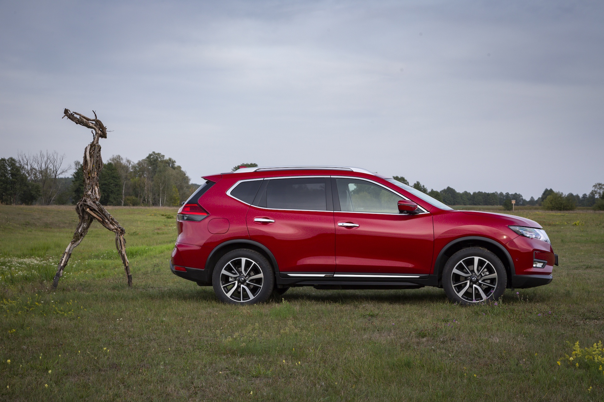 Nissan X-Trail 3. generacji T32 (2019) bok