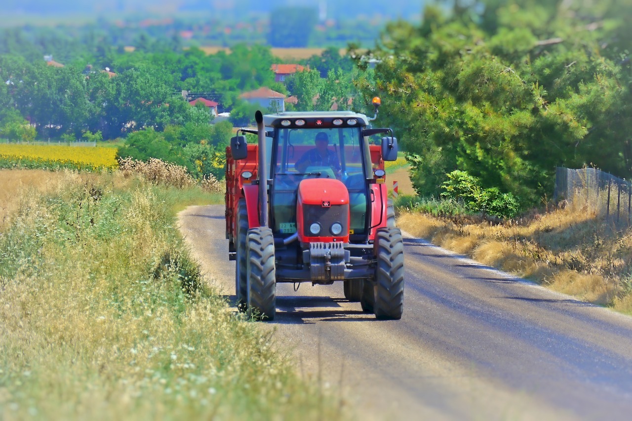 Traktor jadący ulicą (fot. Cornelia Arbaoui / Pixabay)
