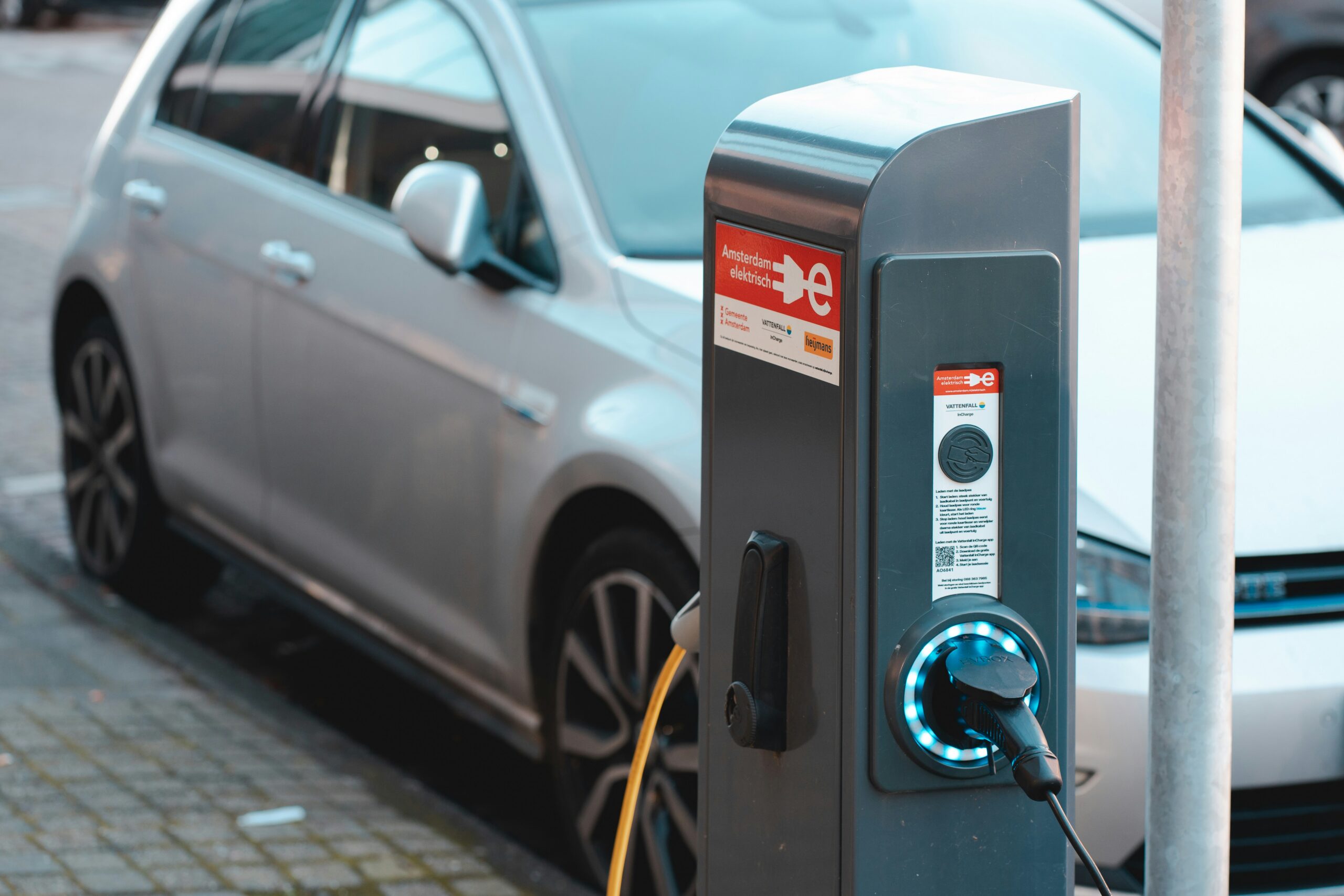 Ładowarki elektryczne (fot. Ernest Ojeh / Unsplash)