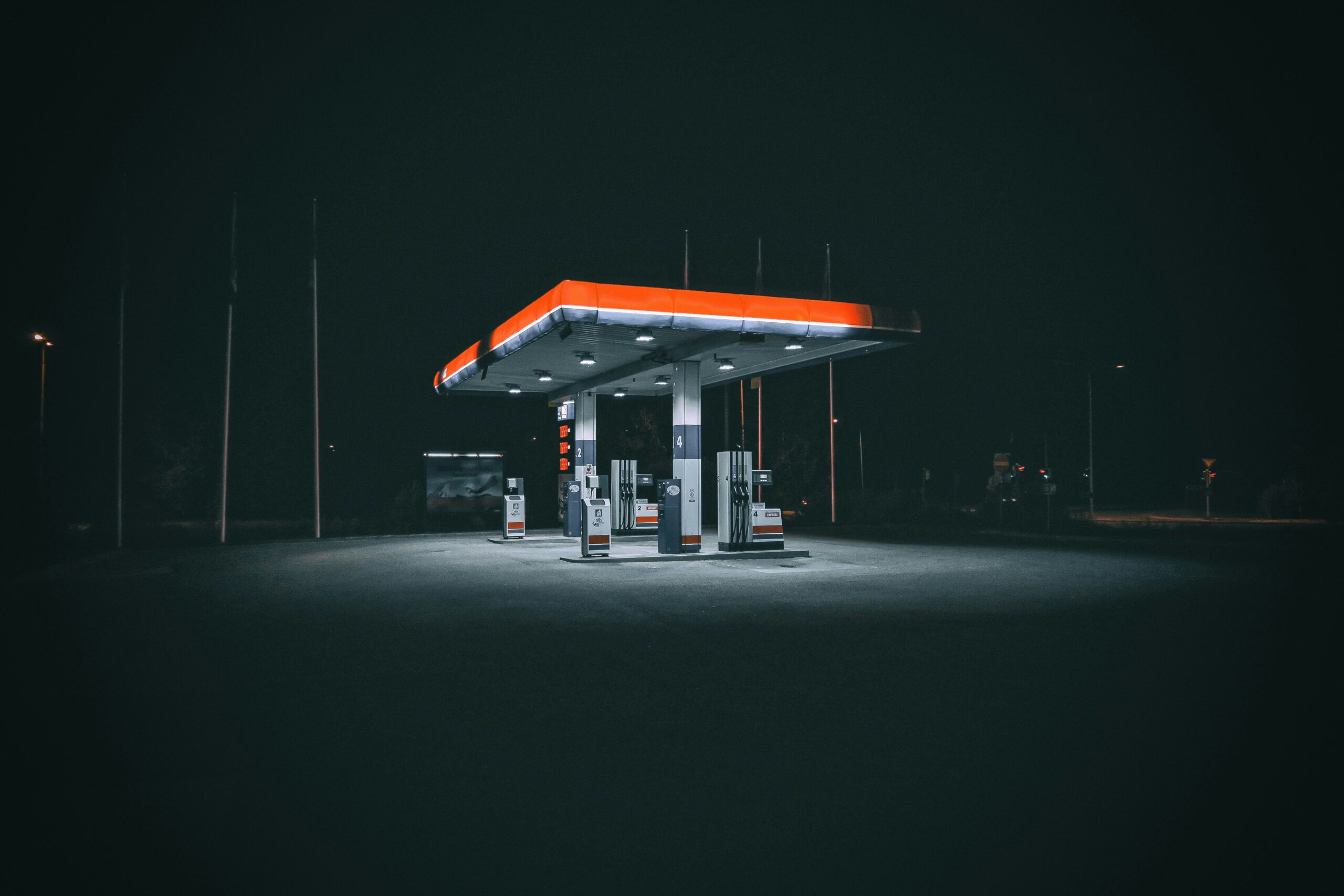 Ceny paliw rosną. Stacja benzynowa (fot. Hans Eiskonen / Unsplash)