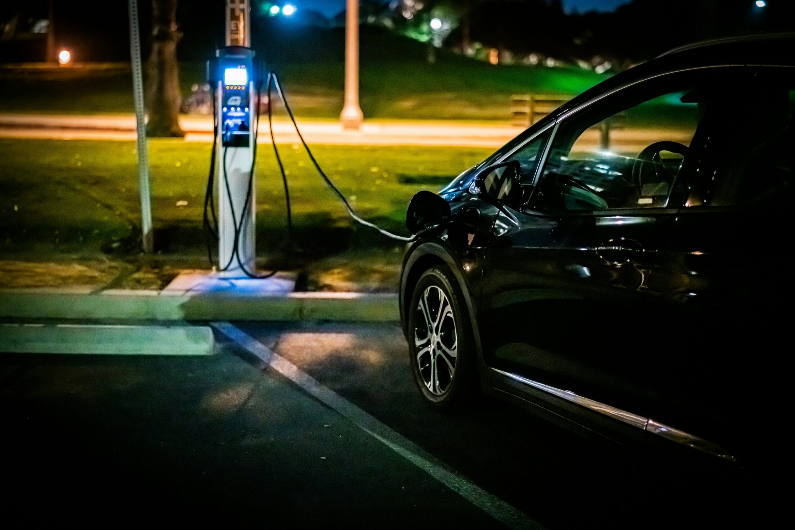 Ładowarki elektryczne (Fot.. Oxana Melis / Unsplash)