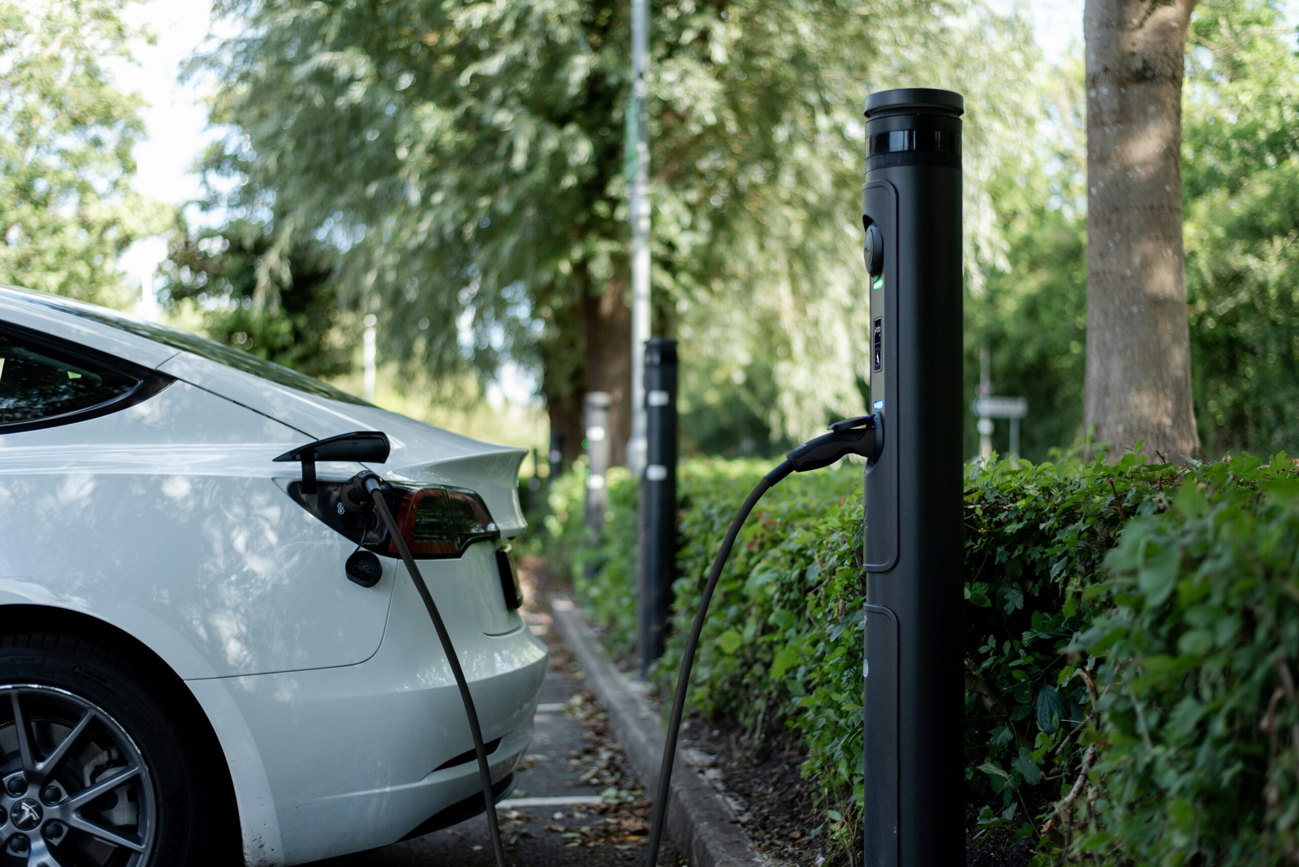 Stacje ładowania (fot. Ratio EV Charging / Unsplash)