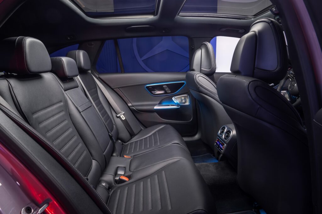 Mercedes klasy C (W206) kombi po liftingu - miejsce z tyłu (fot. Daimler AG)