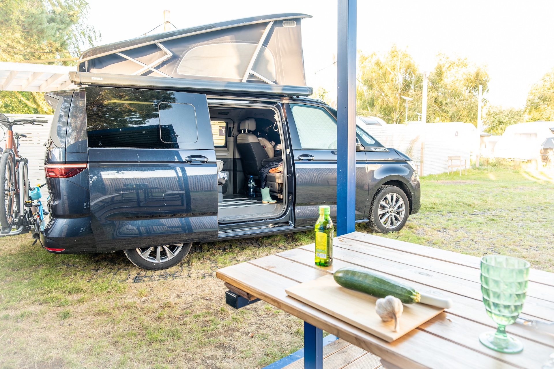 Volkswagen California Ocean T7 na polu kempingowym