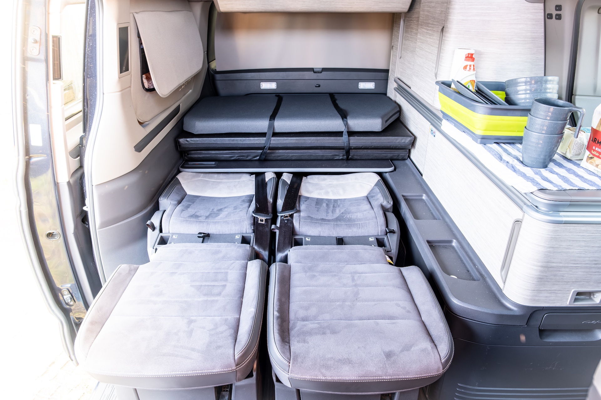 Volkswagen California Ocean T7 tylne fotele rozłożone