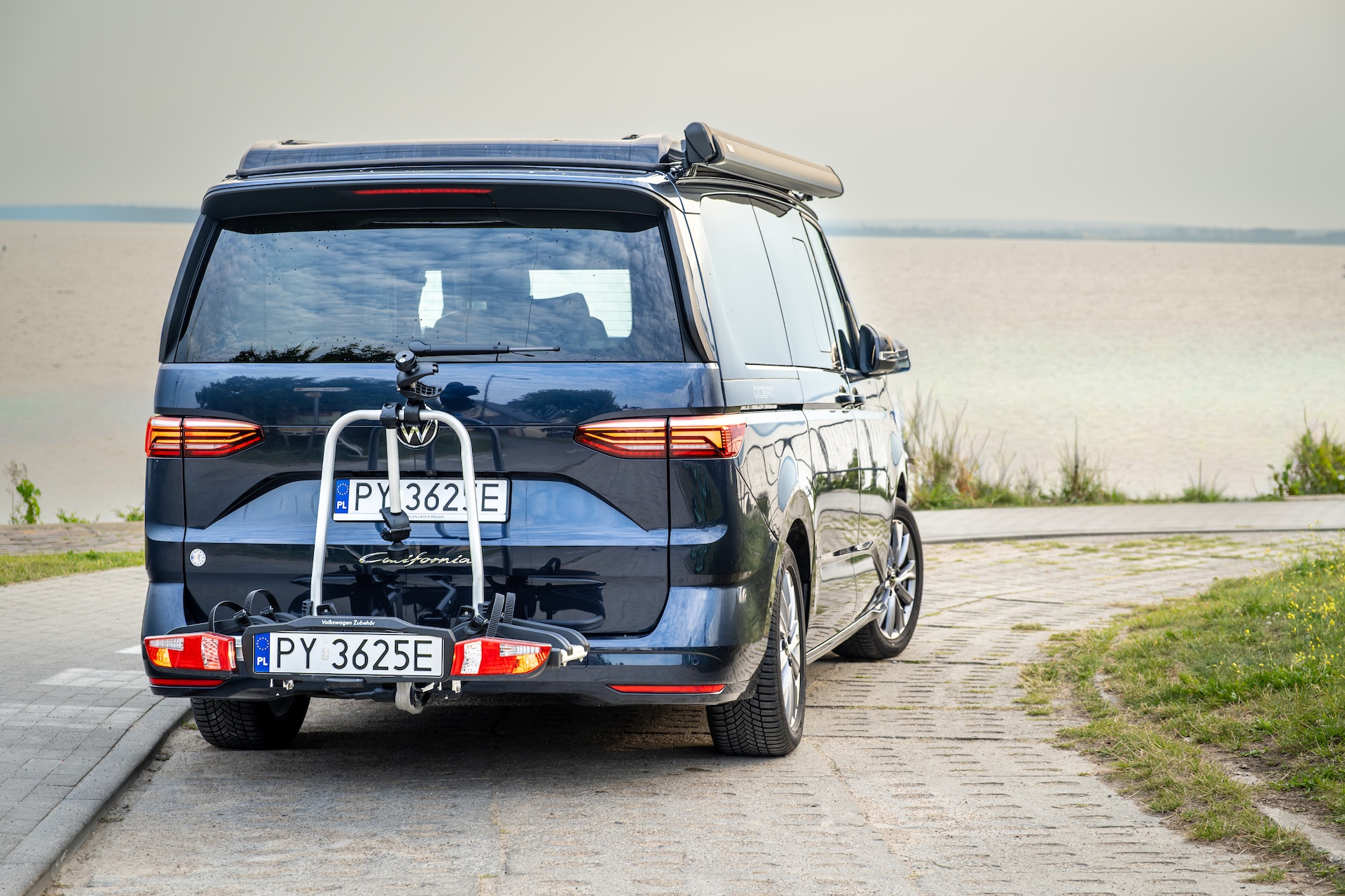 Volkswagen California Ocean T7 tył z bagażnikiem rowerowym