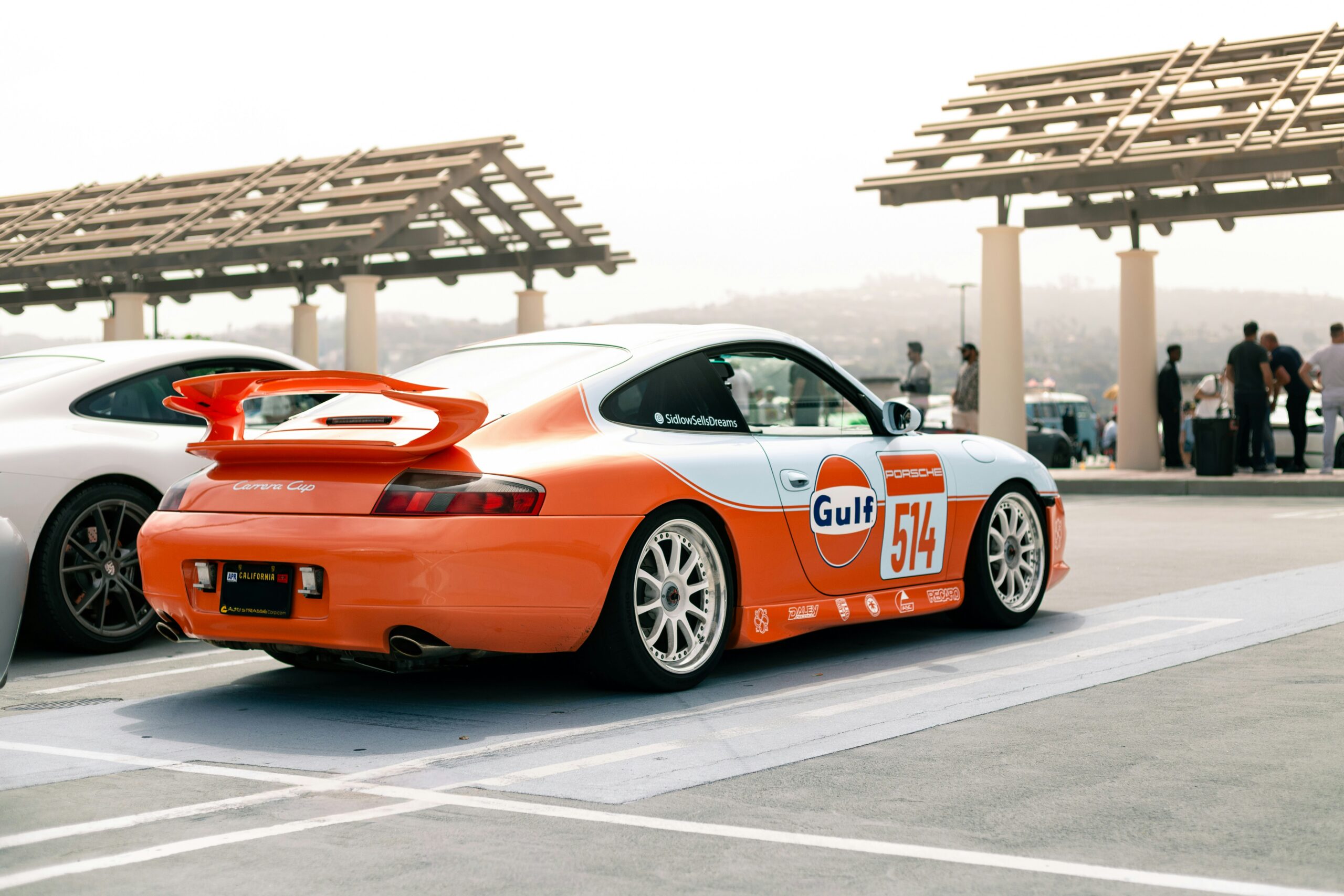 Porsche Carrera Cup - Gulf Livery (fot. Andy Illarionov / Unsplash)