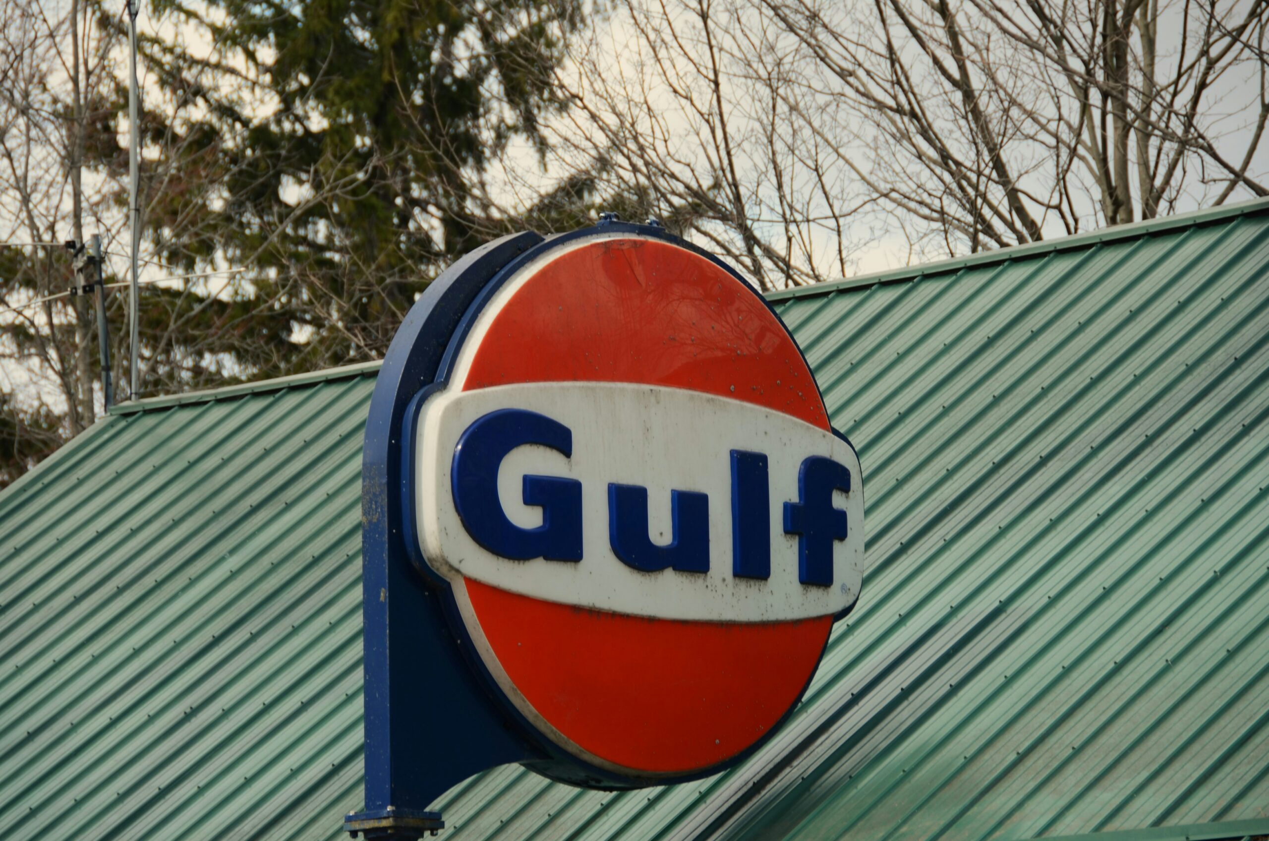 Stacja paliw Gulf (fot. Roger Starnes Sr / Unsplash