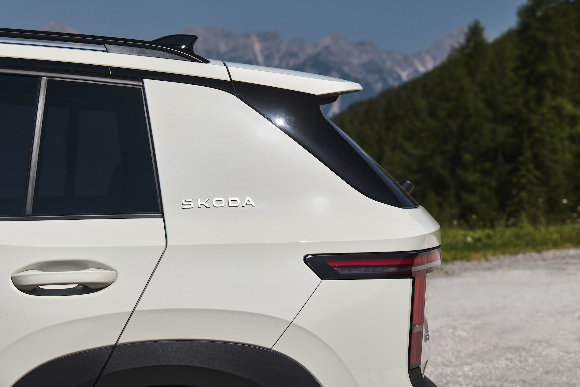 Skoda Epiq napis na słupku D