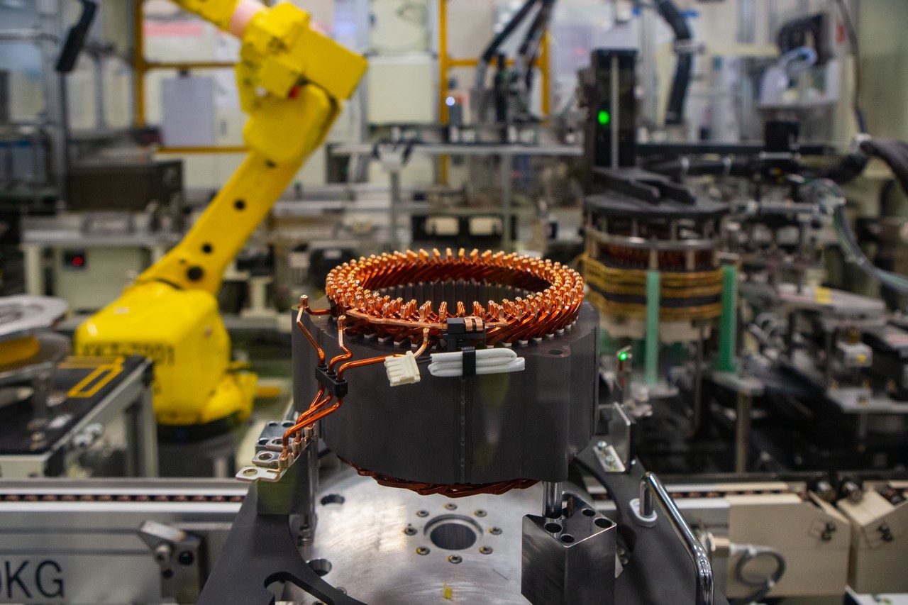 W fabrykach w Wałbrzychu i Jelczu-Laskowicach funkcjonuje łącznie aż sześć linii produkcyjnych głównych podzespołów hybrydowych (Fot. Toyota Motor Manufacturing Poland)
