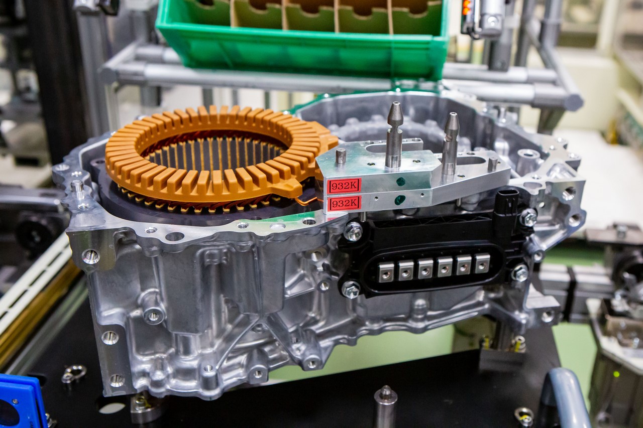 W fabrykach w Wałbrzychu i Jelczu-Laskowicach funkcjonuje łącznie aż sześć linii produkcyjnych głównych podzespołów hybrydowych (Fot. Toyota Motor Manufacturing Poland)