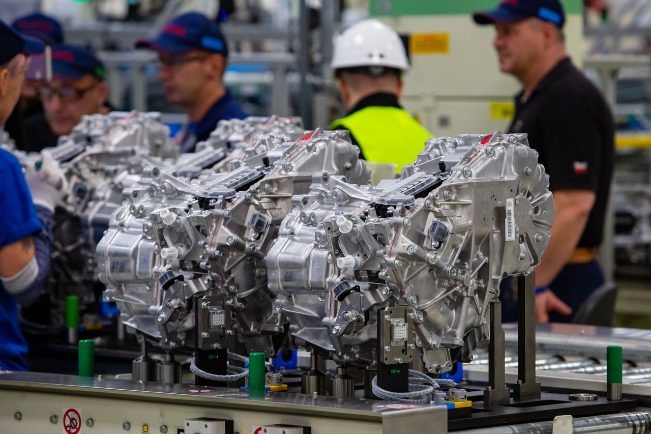 W fabrykach w Wałbrzychu i Jelczu-Laskowicach funkcjonuje łącznie aż sześć linii produkcyjnych głównych podzespołów hybrydowych (Fot. Toyota Motor Manufacturing Poland)