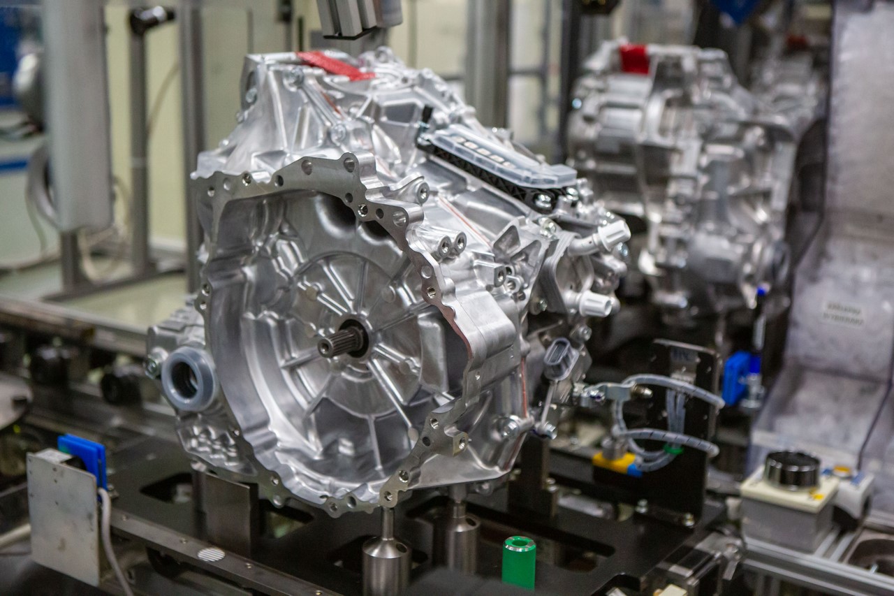 W fabrykach w Wałbrzychu i Jelczu-Laskowicach funkcjonuje łącznie aż sześć linii produkcyjnych głównych podzespołów hybrydowych (Fot. Toyota Motor Manufacturing Poland)