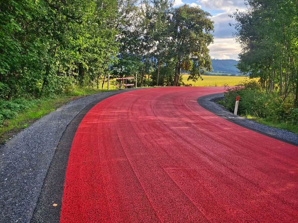 Czerwony asfalt na zakręcie (fot. Powiat Nyski)