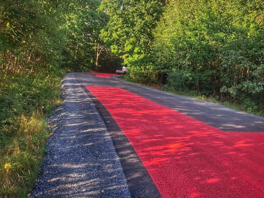 Czerwony asfalt na zakręcie (fot. Powiat Nyski)