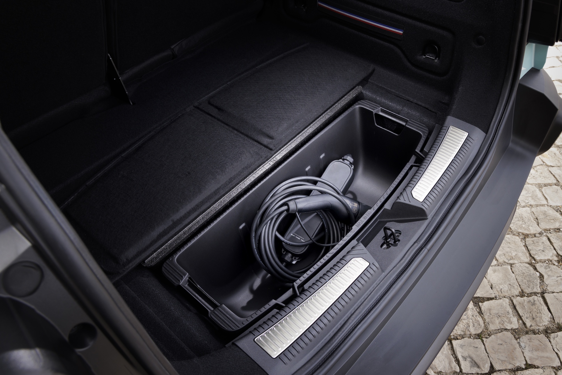 Renault 4 E-Tech electric schowek na kable