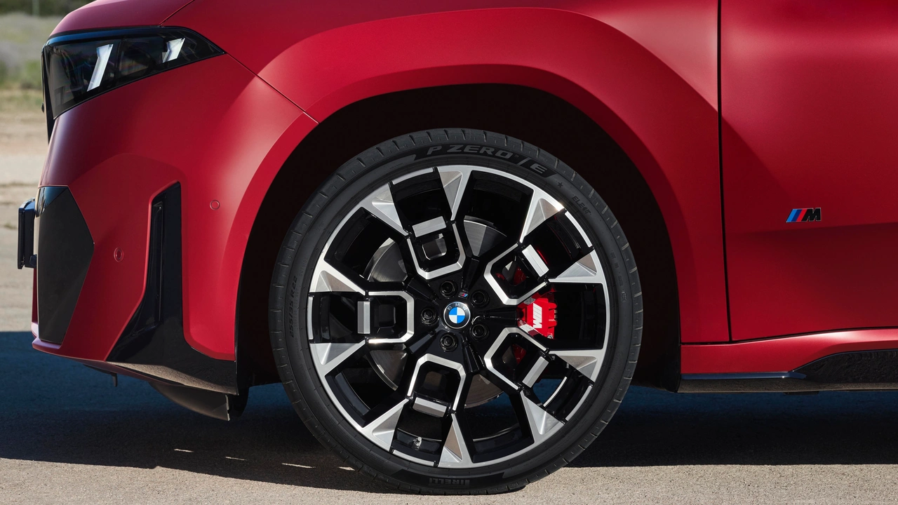 BMW iX4 (fot. BMW)