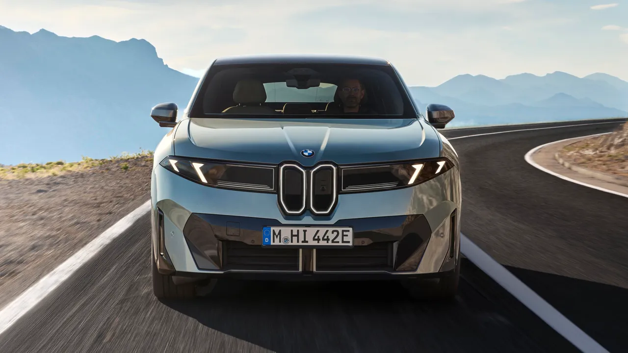 BMW iX4 (fot. BMW)