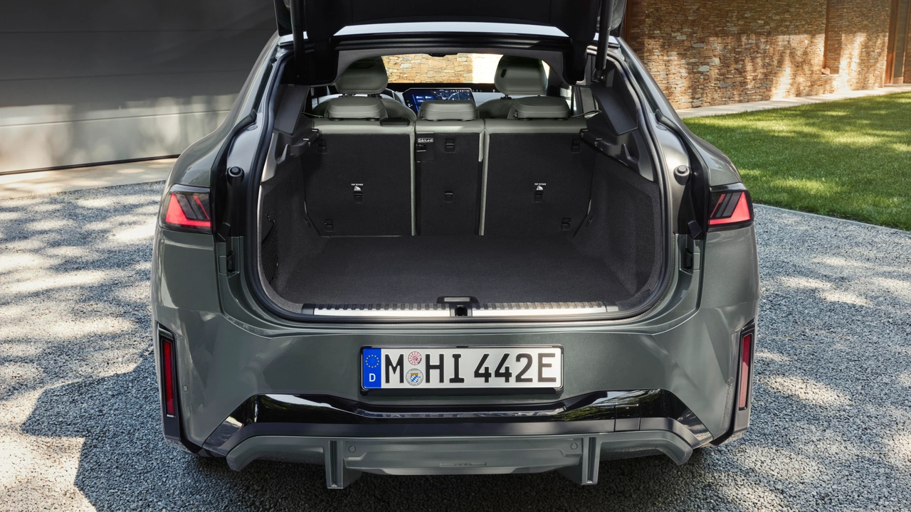 BMW iX4 (fot. BMW)