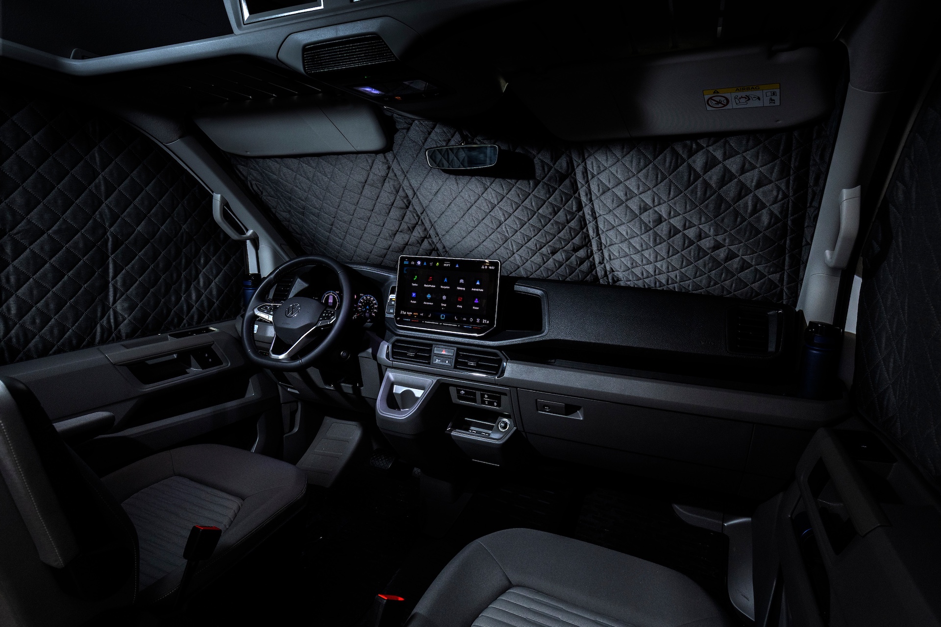 Volkswagen Grand California widok nocą