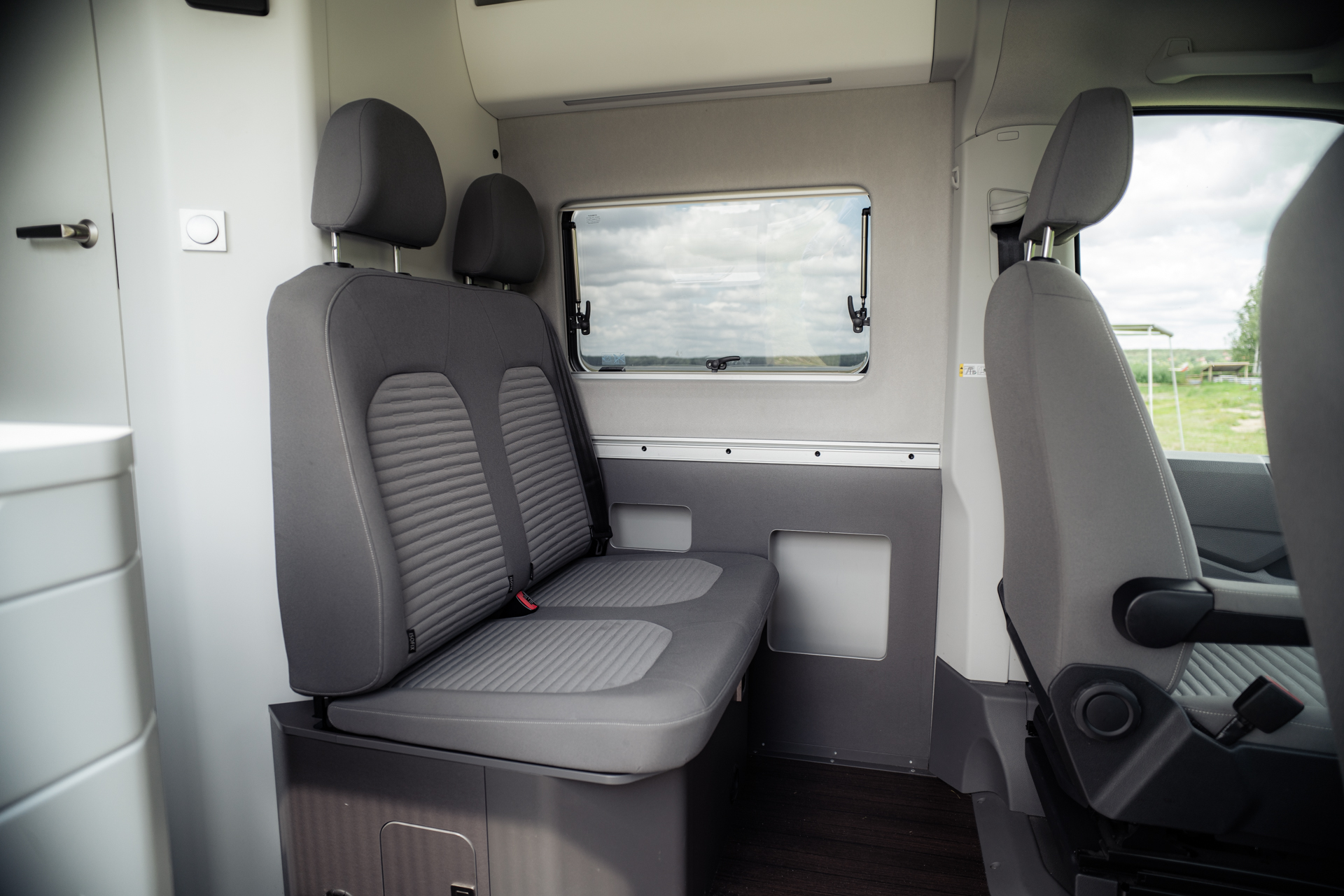 Volkswagen Grand California 680 tylna kanapa wersji trzyosobowej
