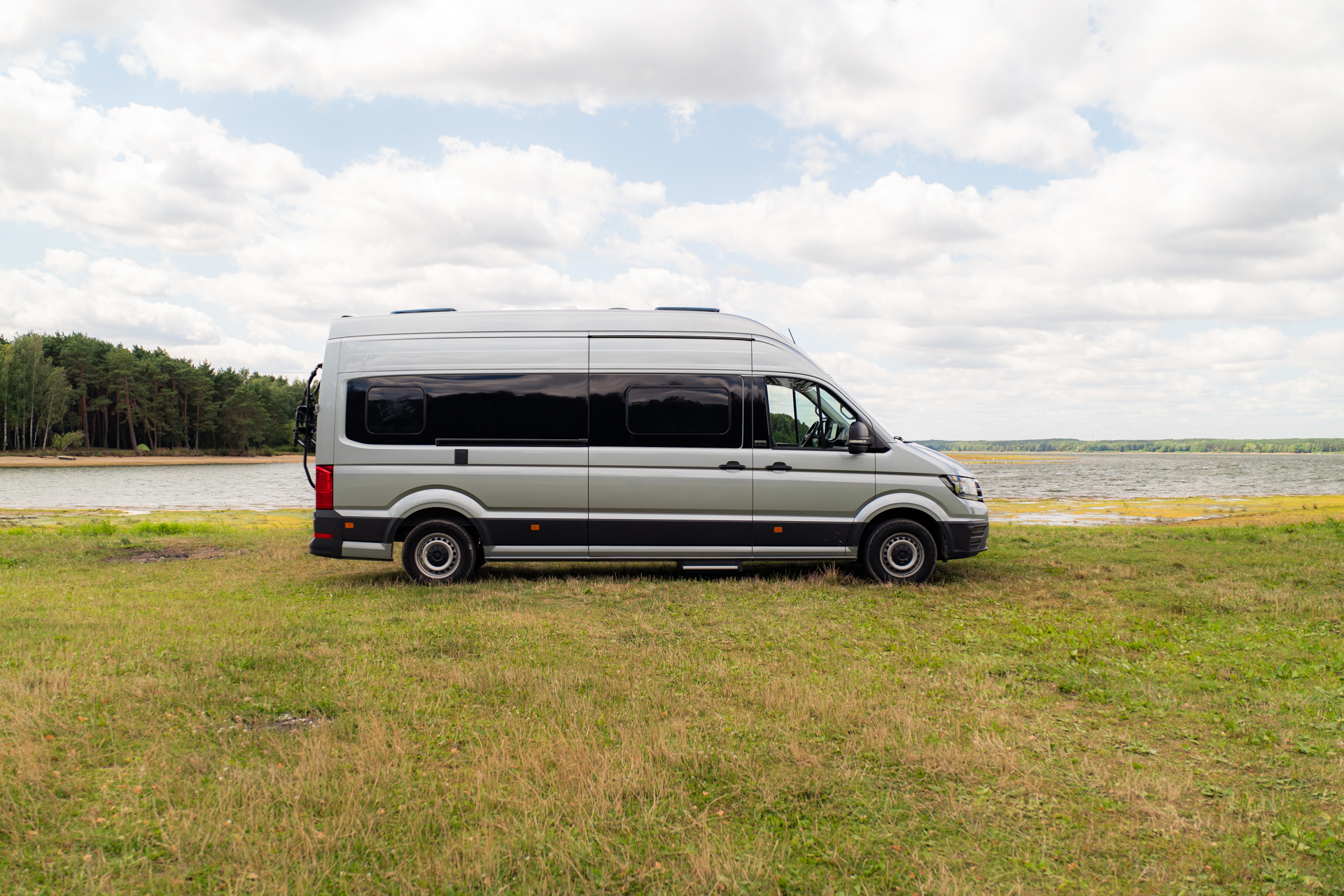 Volkswagen Grand California 680 z boku profil