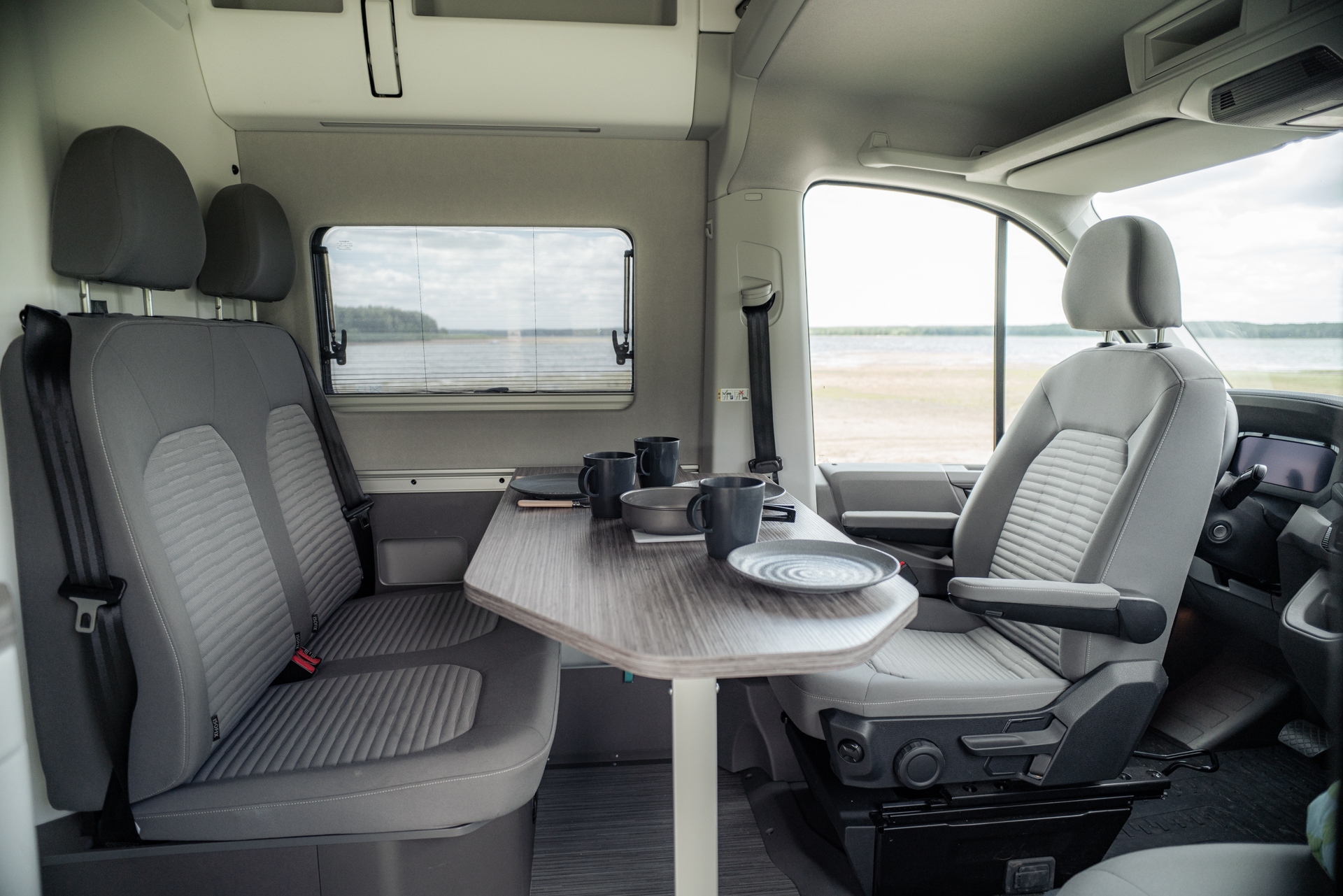 Volkswagen Grand California 680 przestrzeń dzienna jadalnia
