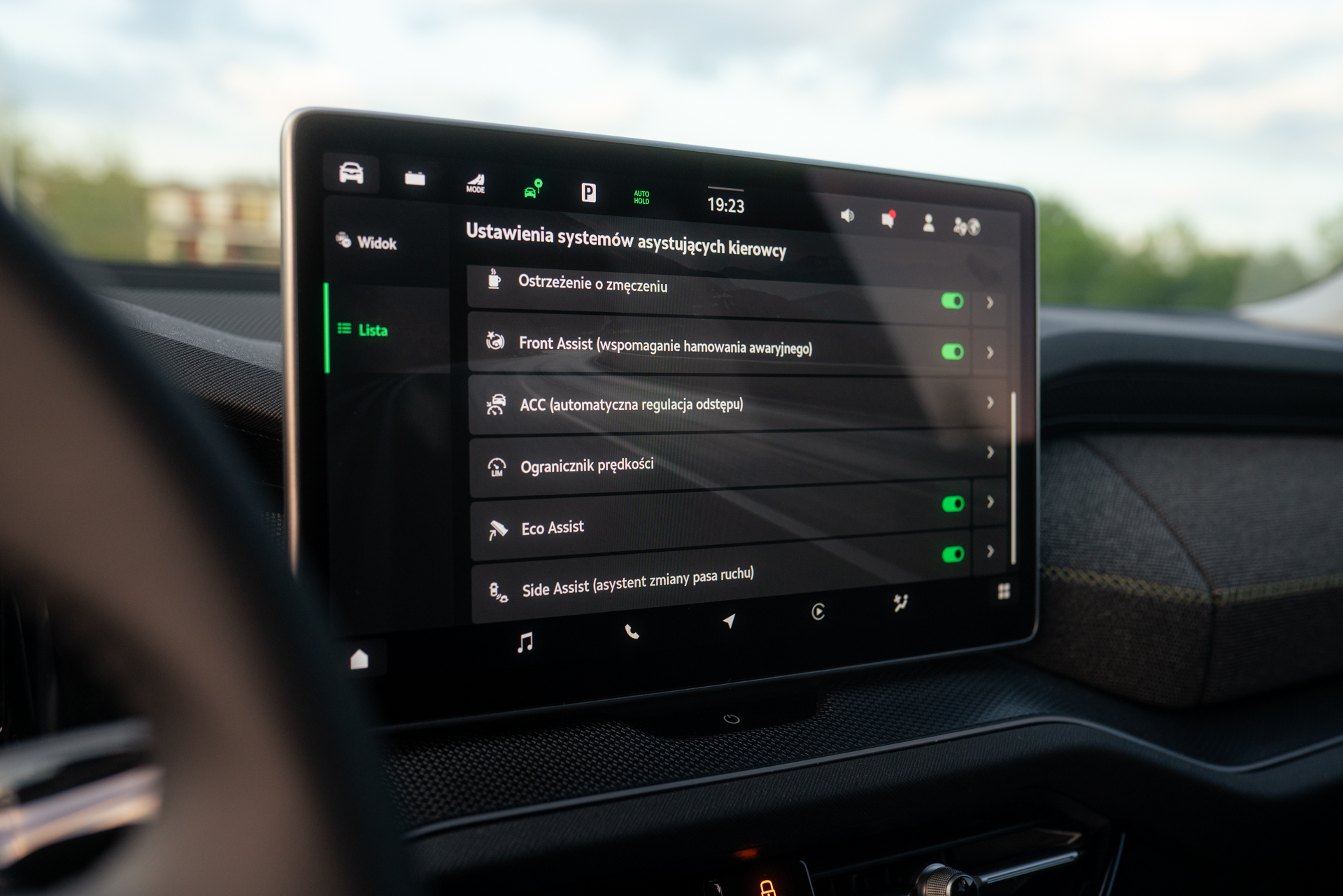 Skoda Kodiaq systemy asystujące w prowadzeniu - menu na ekranie centralnym